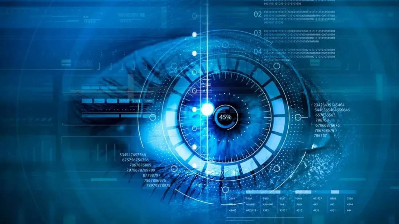 مهم‌ترین الگوریتم‌های بینایی کامپیوتر در سال 2026 بینایی کامپیوتر (Computer Vision) دیگر تنها یک حوزه تحقیقاتی نیست و به یکی از مهم‌ترین فناوری‌های هوش مصنوعی در صنایع مختلف تبدیل شده است. از خودروهای خودران و سیستم‌های امنیتی گرفته تا پزشکی، رباتیک، کشاورزی هوشمند و فروشگاه‌های بدون صندوق، همگی برای تحلیل تصاویر و ویدئوها به الگوریتم‌های پیشرفته بینایی کامپیوتر متکی هستند. در سال 2026، این حوزه بیش از هر زمان دیگری تحت تأثیر یادگیری عمیق و معماری‌های نوین قرار گرفته است. اگرچه شبکه‌های عصبی کانولوشنی (CNN) همچنان جایگاه مهمی دارند، اما مدل‌های مبتنی بر Transformer و معماری‌های ترکیبی نیز به سرعت در حال گسترش هستند. به همین دلیل، آشنایی با مهم‌ترین الگوریتم‌های بینایی کامپیوتر برای برنامه‌نویسان، پژوهشگران و علاقه‌مندان به هوش مصنوعی اهمیت زیادی دارد. در ادامه، مهم‌ترین الگوریتم‌های مورد استفاده در بینایی کامپیوتر را بررسی می‌کنیم، کاربرد هر کدام را توضیح می‌دهیم و در نهایت به روندهای آینده این فناوری خواهیم پرداخت. ## چرا انتخاب الگوریتم مناسب در بینایی کامپیوتر اهمیت دارد؟ انتخاب الگوریتم مناسب تنها به دقت مدل محدود نمی‌شود. هر پروژه نیازهای متفاوتی دارد؛ گاهی سرعت پردازش مهم‌ترین عامل است و گاهی دقت تشخیص یا میزان مصرف منابع سخت‌افزاری اهمیت بیشتری پیدا می‌کند. برای مثال، یک دوربین نظارتی باید بتواند اشیا را در زمان واقعی تشخیص دهد، اما یک سیستم تحلیل تصاویر پزشکی معمولاً به حداکثر دقت نیاز دارد، حتی اگر پردازش کمی زمان‌بر باشد. به طور کلی، انتخاب الگوریتم مناسب می‌تواند روی موارد زیر تأثیر مستقیم بگذارد: * دقت تشخیص و تحلیل تصاویر * سرعت پردازش و پاسخ‌گویی * میزان مصرف حافظه و توان پردازشی * قابلیت اجرا روی موبایل یا دستگاه‌های لبه (Edge Devices) * هزینه توسعه و نگهداری پروژه به همین دلیل، شناخت نقاط قوت و محدودیت‌های هر الگوریتم، بخش مهمی از طراحی یک سیستم بینایی کامپیوتر محسوب می‌شود. ## مهم‌ترین الگوریتم‌های بینایی کامپیوتر در سال 2026 ### YOLO؛ بهترین گزینه برای تشخیص اشیا در زمان واقعی YOLO یا **You Only Look Once** همچنان یکی از محبوب‌ترین الگوریتم‌های تشخیص اشیا است. مهم‌ترین دلیل محبوبیت آن، سرعت بسیار بالا در کنار دقت مناسب است. برخلاف بسیاری از مدل‌های قدیمی که تصویر را در چند مرحله پردازش می‌کردند، YOLO تنها با یک بار عبور از تصویر محل و نوع اشیا را تشخیص می‌دهد. به همین دلیل، این الگوریتم در پروژه‌هایی که تأخیر پایین اهمیت دارد، انتخابی ایده‌آل محسوب می‌شود. **مهم‌ترین کاربردهای YOLO عبارت‌اند از:** * خودروهای خودران * دوربین‌های نظارتی * رباتیک * تشخیص اشیا در ویدئو * سیستم‌های مدیریت ترافیک نسخه‌های جدید YOLO در سال 2026 نسبت به نسل‌های اولیه، علاوه بر افزایش سرعت، توانایی بهتری در تشخیص اشیای کوچک و محیط‌های شلوغ دارند. ### Vision Transformer (ViT)؛ نسل جدید مدل‌های بینایی Vision Transformer یا ViT یکی از مهم‌ترین تغییرات چند سال اخیر در حوزه بینایی کامپیوتر است. این معماری از مکانیزم Attention استفاده می‌کند و به جای تحلیل محلی تصویر، ارتباط میان بخش‌های مختلف آن را به صورت سراسری بررسی می‌کند. این ویژگی باعث می‌شود مدل بتواند تصاویر پیچیده را بهتر تحلیل کند و وابستگی بین اجزای مختلف تصویر را دقیق‌تر تشخیص دهد. به همین دلیل، بسیاری از مدل‌های پیشرفته امروزی از معماری‌های مبتنی بر Transformer استفاده می‌کنند. **مزایای اصلی ViT شامل موارد زیر است:** * دقت بسیار بالا در مجموعه‌داده‌های بزرگ * عملکرد مناسب در تصاویر پیچیده * مقیاس‌پذیری بالا * پایه بسیاری از مدل‌های نسل جدید البته این مدل برای دستیابی به بهترین عملکرد، معمولاً به داده آموزشی و منابع پردازشی بیشتری نسبت به CNN نیاز دارد. ### CNN؛ پایه اصلی بسیاری از مدل‌های بینایی کامپیوتر با وجود ظهور معماری‌های جدید، شبکه‌های عصبی کانولوشنی یا CNN هنوز یکی از مهم‌ترین ابزارهای بینایی کامپیوتر هستند. بسیاری از مدل‌های مدرن نیز همچنان از لایه‌های کانولوشنی برای استخراج ویژگی‌های اولیه تصویر استفاده می‌کنند. CNN ابتدا ویژگی‌های ساده مانند لبه‌ها و خطوط را شناسایی می‌کند و سپس در لایه‌های عمیق‌تر، این اطلاعات را برای تشخیص الگوهای پیچیده‌تر ترکیب می‌کند. همین ویژگی باعث شده است که این معماری در طیف گسترده‌ای از کاربردها عملکرد قابل اعتمادی داشته باشد. از مهم‌ترین کاربردهای CNN می‌توان به تشخیص چهره، طبقه‌بندی تصاویر، تحلیل تصاویر پزشکی و استخراج ویژگی برای سایر مدل‌های یادگیری عمیق اشاره کرد. ### U-Net؛ استاندارد طلایی در سگمنتیشن تصویر در بسیاری از کاربردها تنها تشخیص یک شیء کافی نیست و سیستم باید مرز دقیق هر بخش از تصویر را نیز مشخص کند. این فرآیند با نام سگمنتیشن (Segmentation) شناخته می‌شود و U-Net یکی از موفق‌ترین معماری‌ها در این زمینه است. این مدل ابتدا تصویر را فشرده کرده و ویژگی‌های مهم را استخراج می‌کند، سپس با بازسازی تصویر، هر پیکسل را به کلاس مناسب اختصاص می‌دهد. به همین دلیل، در کاربردهایی که دقت بسیار بالا اهمیت دارد، عملکرد فوق‌العاده‌ای ارائه می‌دهد. U-Net بیشتر در حوزه‌های زیر استفاده می‌شود: * تشخیص تومور در تصاویر پزشکی * تحلیل تصاویر MRI و CT Scan * سیستم‌های صنعتی * رباتیک * تصاویر ماهواره‌ای ### Faster R-CNN؛ زمانی که دقت اولویت دارد اگر هدف پروژه دستیابی به بیشترین دقت ممکن باشد، Faster R-CNN همچنان یکی از بهترین گزینه‌ها محسوب می‌شود. این الگوریتم ابتدا نواحی مهم تصویر را شناسایی می‌کند و سپس هر ناحیه را به طور جداگانه تحلیل و دسته‌بندی می‌کند. این فرآیند باعث افزایش دقت مدل می‌شود، اما در مقابل سرعت پردازش نسبت به مدل‌هایی مانند YOLO کاهش پیدا می‌کند. به همین دلیل، Faster R-CNN بیشتر در پروژه‌هایی استفاده می‌شود که کیفیت تشخیص مهم‌تر از سرعت اجرا باشد؛ مانند تحلیل تصاویر پزشکی، سامانه‌های امنیتی پیشرفته و پروژه‌های تحقیقاتی. ### Mask R-CNN؛ تشخیص اشیا همراه با مرز دقیق Mask R-CNN نسخه توسعه‌یافته Faster R-CNN است که علاوه بر تشخیص شیء، محدوده دقیق آن را نیز مشخص می‌کند. این قابلیت در پروژه‌هایی که مرزبندی اشیا اهمیت زیادی دارد، بسیار ارزشمند است. این معماری در زمینه‌هایی مانند جراحی هوشمند، خودروهای خودران، رباتیک و کنترل کیفیت صنعتی کاربرد گسترده‌ای دارد و یکی از دقیق‌ترین مدل‌های سگمنتیشن محسوب می‌شود. ### SSD؛ تعادل مناسب میان سرعت و دقت SSD یا **Single Shot Detector** برای پروژه‌هایی طراحی شده است که هم سرعت مناسب و هم دقت قابل قبول نیاز دارند. اگرچه سرعت آن معمولاً کمتر از YOLO و دقت آن پایین‌تر از Faster R-CNN است، اما تعادل خوبی میان این دو ویژگی ایجاد می‌کند. به همین دلیل، SSD در بسیاری از پروژه‌های صنعتی، اپلیکیشن‌های موبایل و دستگاه‌های دارای منابع سخت‌افزاری محدود استفاده می‌شود. ## مقایسه مهم‌ترین الگوریتم‌های بینایی کامپیوتر | الگوریتم | نقطه قوت اصلی | مناسب برای | | ------------------ | ------------------------- | ----------------------------------------- | | YOLO | سرعت بسیار بالا | ویدئو، سیستم‌های بلادرنگ، خودروهای خودران | | Vision Transformer | دقت بالا در داده‌های بزرگ | مدل‌های پیشرفته و پژوهشی | | CNN | استخراج ویژگی و طبقه‌بندی | اغلب پروژه‌های بینایی کامپیوتر | | U-Net | سگمنتیشن دقیق | پزشکی و تصاویر تخصصی | | Faster R-CNN | بیشترین دقت | پروژه‌های حساس و تحقیقاتی | | Mask R-CNN | تشخیص همراه با سگمنتیشن | رباتیک، پزشکی و صنعت | | SSD | تعادل سرعت و دقت | اپلیکیشن‌های موبایل و پروژه‌های سبک | ## روندهای مهم بینایی کامپیوتر در سال 2026 توسعه الگوریتم‌ها تنها به معرفی مدل‌های جدید محدود نمی‌شود، بلکه روندهای تازه‌ای نیز در حال شکل دادن آینده این حوزه هستند. مهم‌ترین روندهای سال 2026 عبارت‌اند از: * استفاده گسترده از مدل‌های هیبریدی CNN و Transformer * کاهش نیاز به داده‌های برچسب‌خورده با روش‌های Self-Supervised Learning * بهینه‌سازی مدل‌ها برای اجرا روی موبایل و تجهیزات Edge AI * افزایش استفاده از هوش مصنوعی بلادرنگ (Real-Time AI) * ترکیب بینایی کامپیوتر با مدل‌های مولد مانند مدل‌های چندوجهی (Multimodal AI) این روندها نشان می‌دهند که مدل‌های آینده علاوه بر دقت بیشتر، سبک‌تر، سریع‌تر و قابل استفاده روی دستگاه‌های مختلف خواهند بود. ## جمع‌بندی مهم‌ترین الگوریتم‌های بینایی کامپیوتر در سال 2026 شامل YOLO، Vision Transformer، CNN، U-Net، Faster R-CNN، Mask R-CNN و SSD هستند. هر یک از این الگوریتم‌ها برای هدف خاصی طراحی شده‌اند و هیچ گزینه‌ای را نمی‌توان برای همه پروژه‌ها بهترین انتخاب دانست. اگر سرعت پردازش اهمیت بالایی داشته باشد، YOLO یکی از مناسب‌ترین گزینه‌ها است. در مقابل، برای پروژه‌هایی که به دقت بسیار بالا نیاز دارند، Faster R-CNN و Mask R-CNN عملکرد بهتری ارائه می‌کنند. همچنین Vision Transformer مسیر آینده بینایی کامپیوتر را شکل داده و انتظار می‌رود در سال‌های آینده نقش پررنگ‌تری در سامانه‌های هوشمند ایفا کند. در نهایت، انتخاب الگوریتم مناسب باید بر اساس نوع پروژه، حجم داده، محدودیت‌های سخت‌افزاری و اهداف نهایی انجام شود؛ زیرا موفقیت یک سیستم بینایی کامپیوتر بیش از هر چیز به هماهنگی میان الگوریتم و نیاز واقعی پروژه وابسته است.